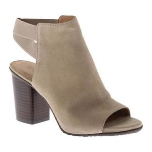 KENNETH COLE REACTION Fridah Fly Chunky Heels